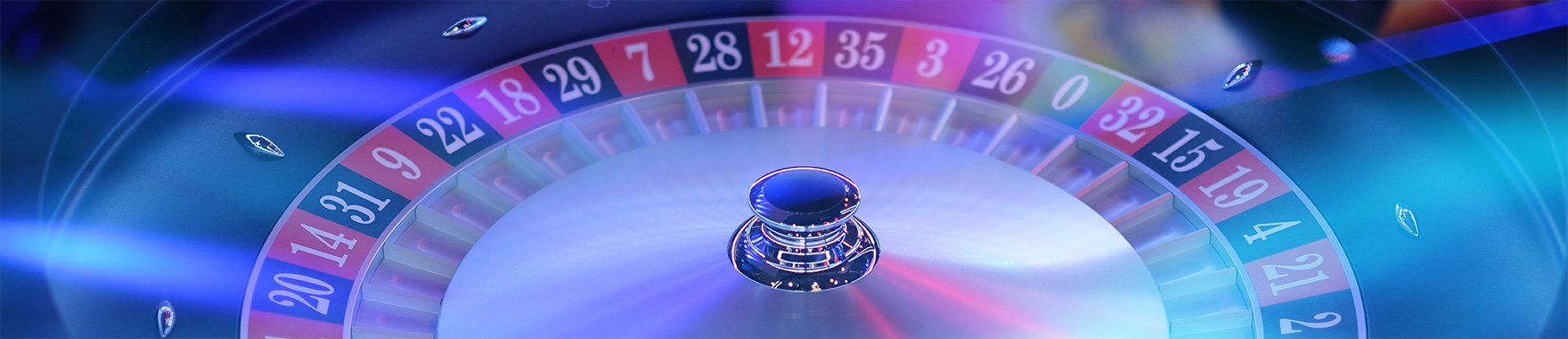 အရောင်စုံသော Slot Machine များ တောက်ပနေသော ကာစီနို မြင်ကွင်း